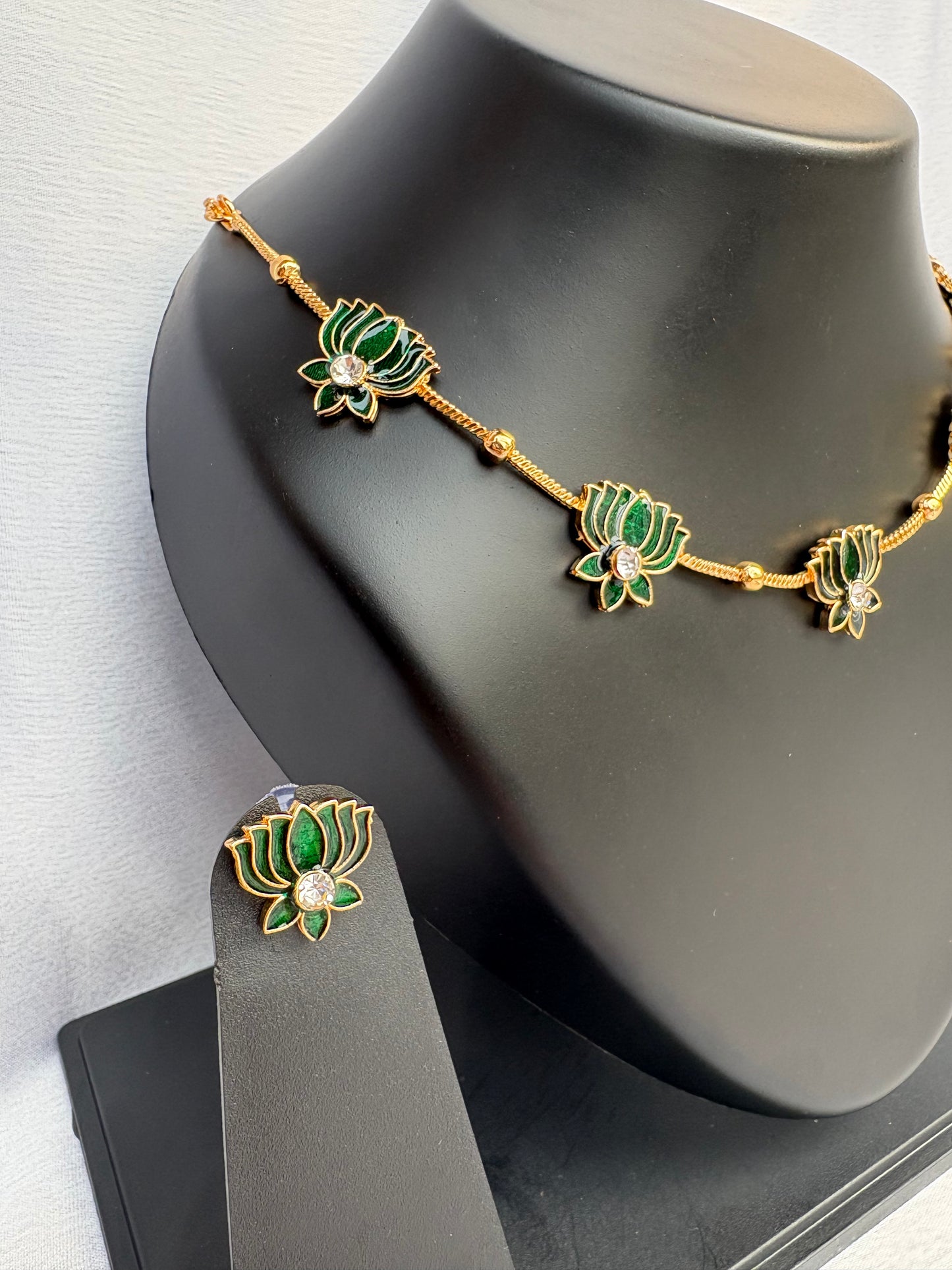 Vanmala Emerald Filigree Necklace Set