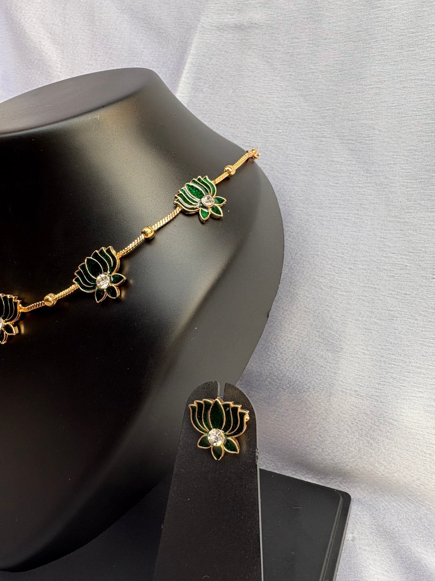 Vanmala Emerald Filigree Necklace Set