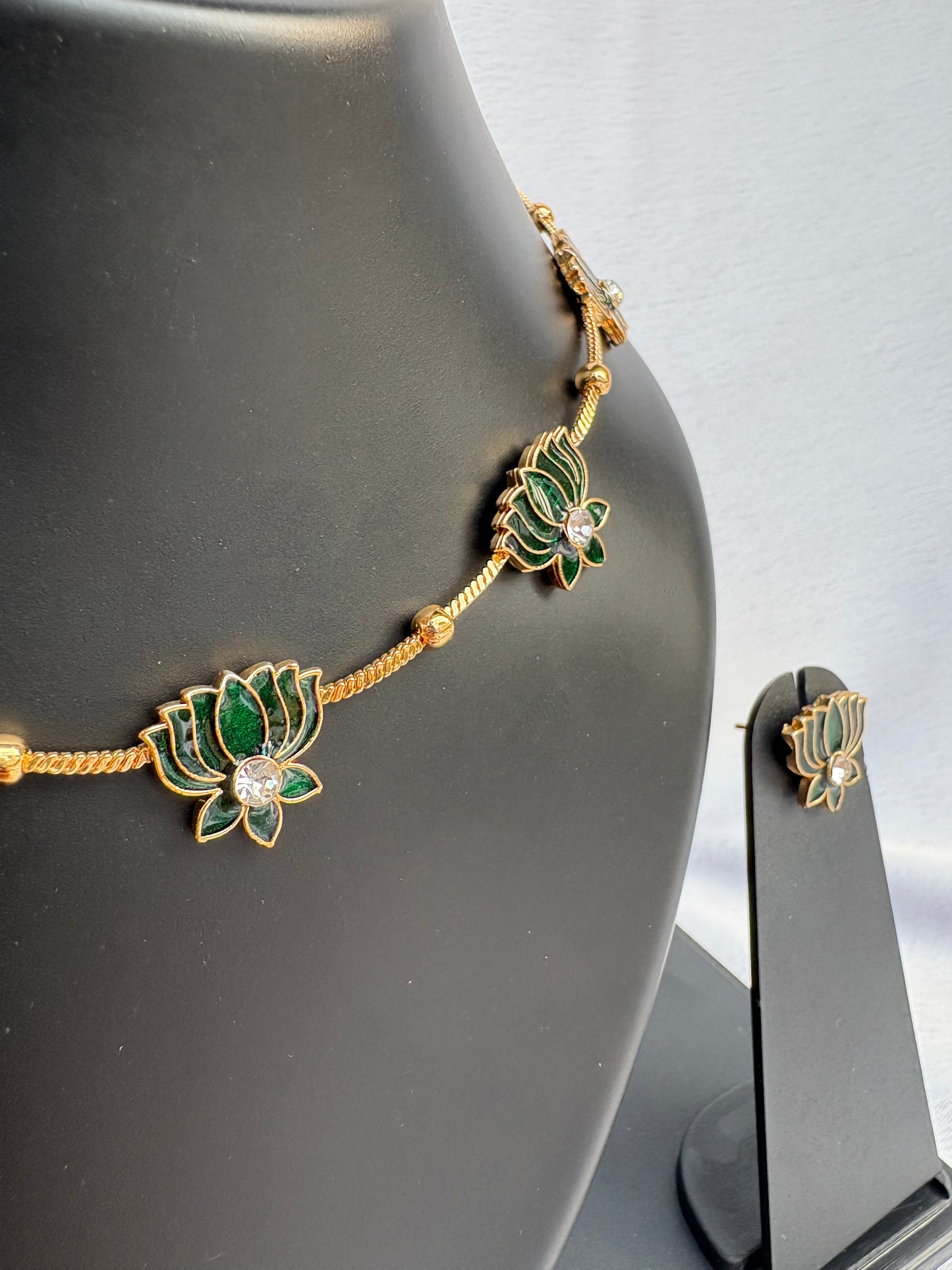 Vanmala Emerald Filigree Necklace Set