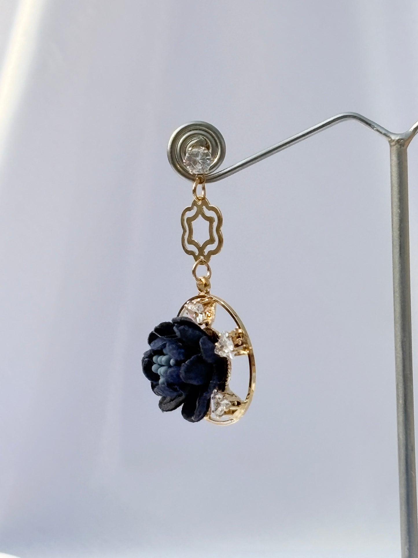 Noir Petal Halo Drops