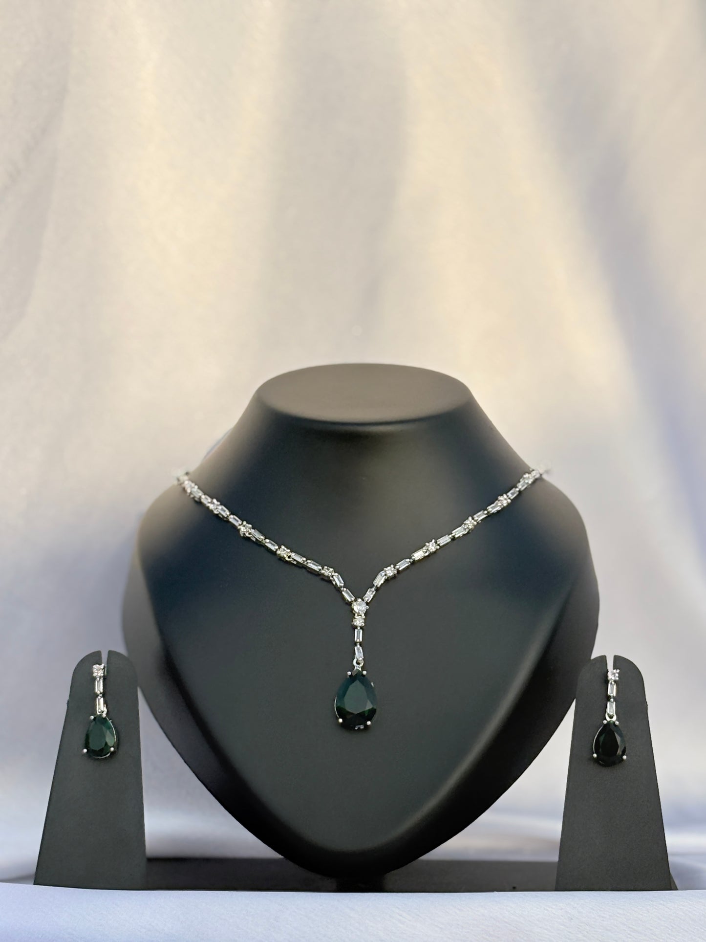 Emerald Elara Necklace Set