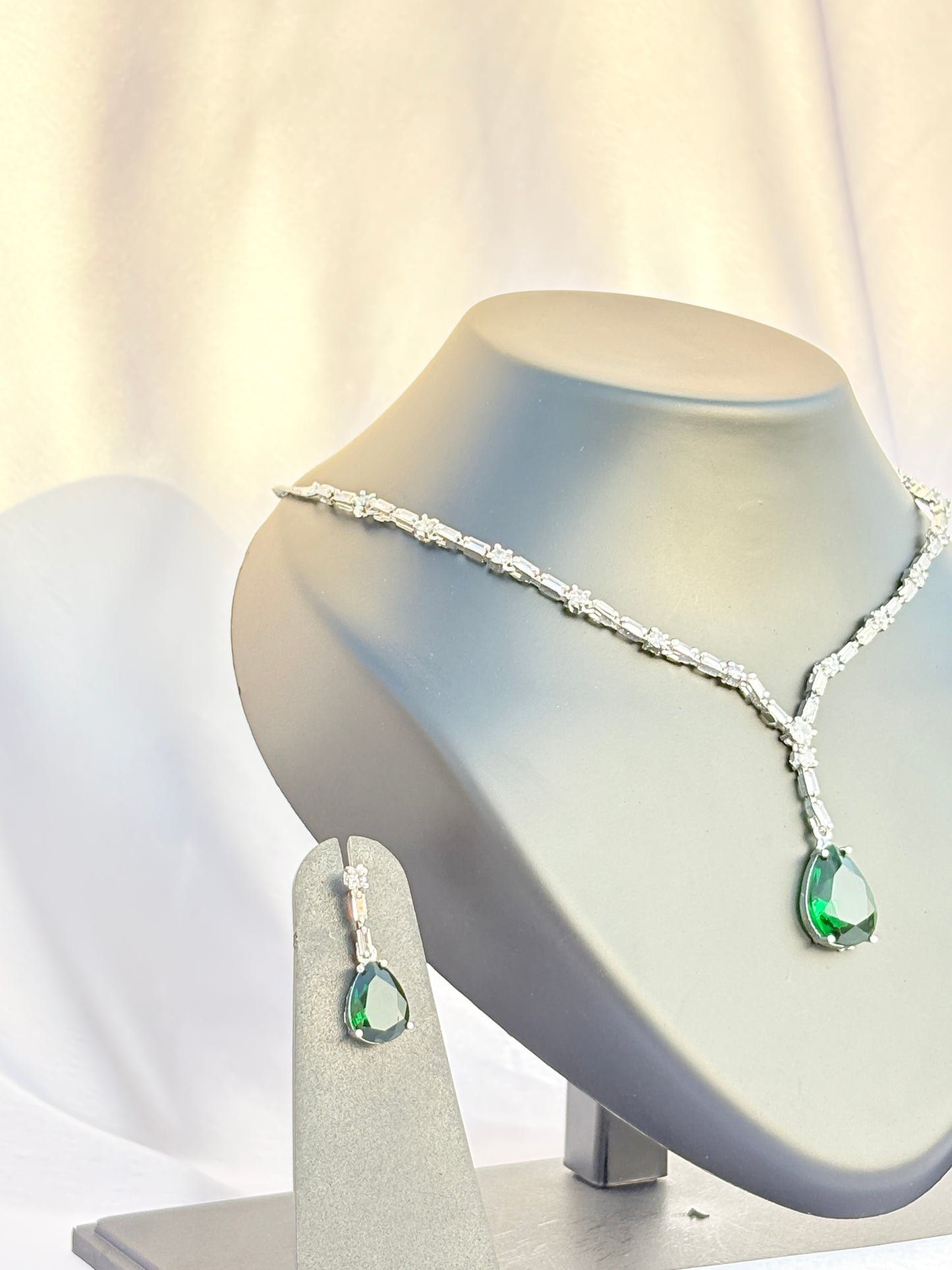 Emerald Elara Necklace Set
